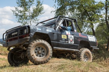 Kapalı yol araba tepenin üst kısmında siyah 