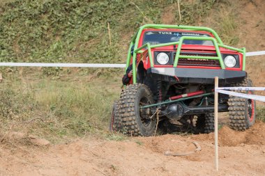 Kırmızı ve yeşil yol araba kapalı önden görünümü