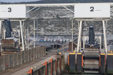 Kamyon embarkations Dover üzerinde bekliyor