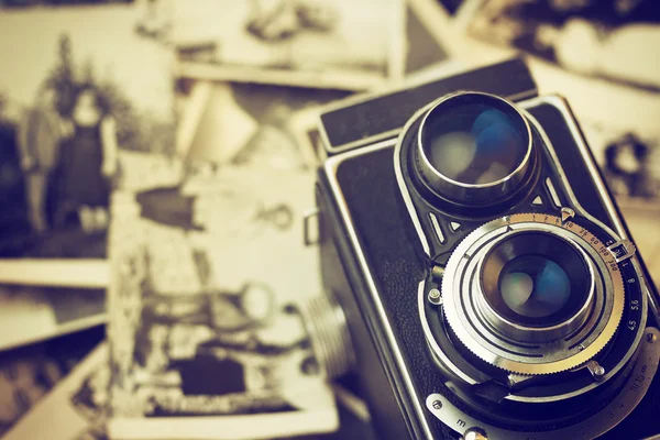 Старая камера лежит на старинных семейных фотографиях — стоковое фото