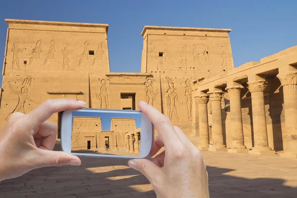 Tirando foto do Templo Philae no Egito — Fotografia de Stock