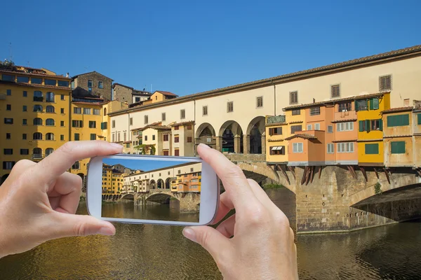 Taking picture of Ponte Veccho in Florence (Italy) — Stock Photo, Image