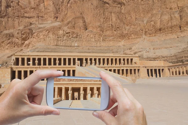 Ta bilder av smarta telefonen i Hatsepsut tempel (Egypten) — Stockfoto