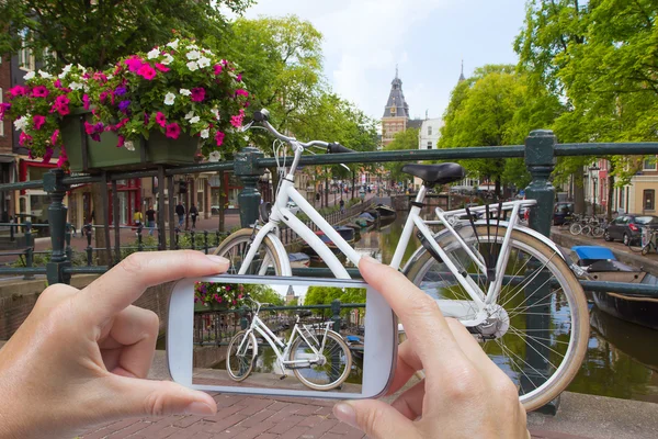 Ta bilder av en cykel i Amsterdam (Nederländerna) — Stockfoto