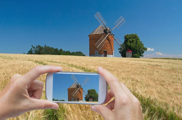 Ta bilder av smart telefon (tegel windmil, Tjeckien) — Stockfoto