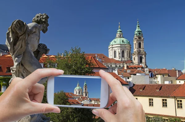 Ta bilder av smart telefon i Prag — Stockfoto