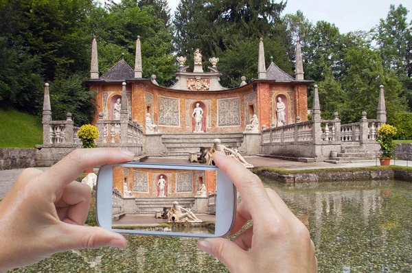 Taking pictures by smart phone in Hellbrunn — Stock Photo, Image