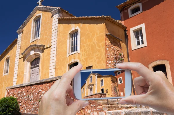 Tirar fotos da igreja a cores em Roussillon — Fotografia de Stock