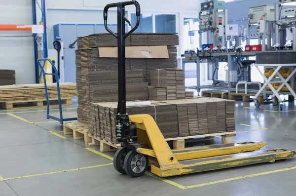 Pallettruck is permanent in de Aula — Stockfoto