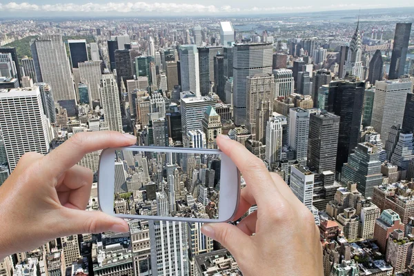 Taking aerial pictures by smart phone in Manhattan (NYC, USA) — Stock Photo, Image