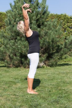 Kadın kıdemli ayakta açık havada egzersiz