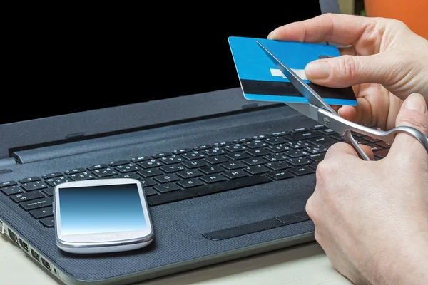 Vrouw is een creditcard door schaar sheering — Stockfoto