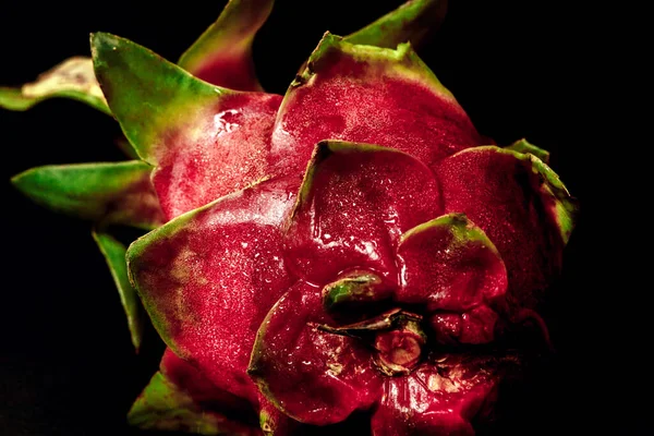 Pitahaya Pitahaya Ejderha Meyvesi siyah arka planda yakın plan