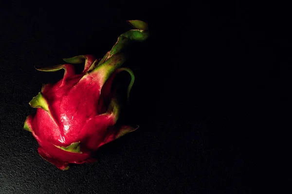 Pitahaya Pitahaya Ejderha Meyvesi siyah arka planda yakın plan