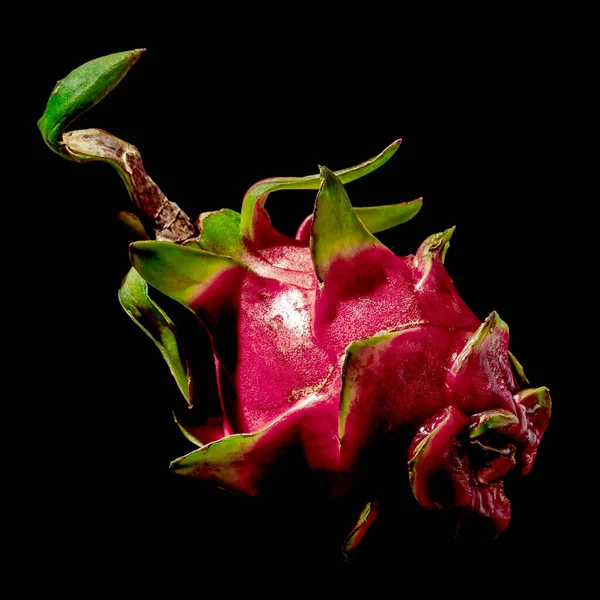 Pitahaya Pitahaya Ejderha Meyvesi siyah arka planda yakın plan