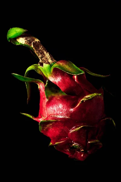 Pitahaya Pitahaya Ejderha Meyvesi siyah arka planda yakın plan