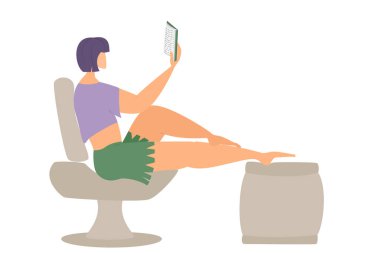 Kız şık bir koltukta oturur ve bir kitap okur. İzolasyon sırasında ev hobisi. Uzaklık eğitimi.