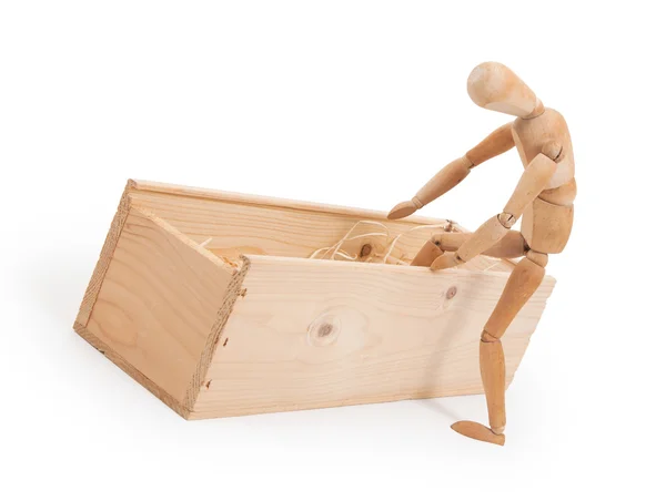 Деревянный манекен шагает в деревянную коробку — стоковое фото