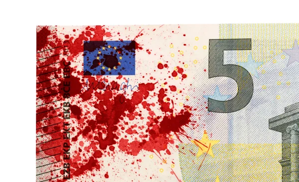 Close-up de uma nota bancária de 5 euros, manchada de sangue — Fotografia de Stock