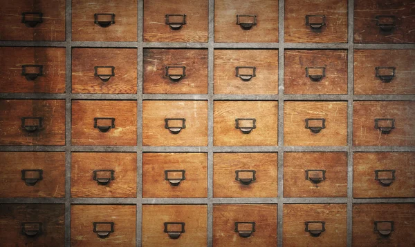 Cômoda de madeira boticária com gavetas — Fotografia de Stock