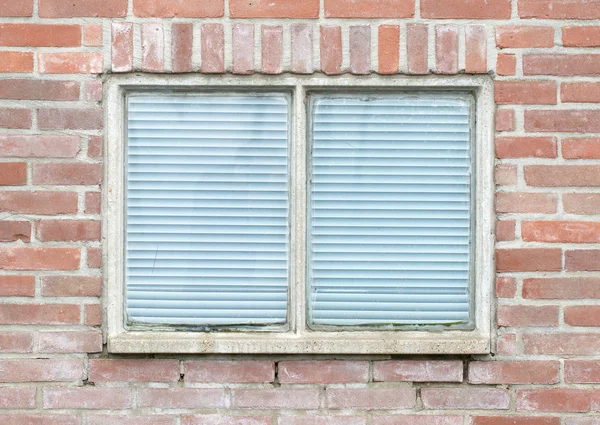 Antigua pared de ladrillo vintage con ventana — Foto de Stock