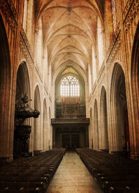 Tüyler ürpertici bir eski kilise içinde