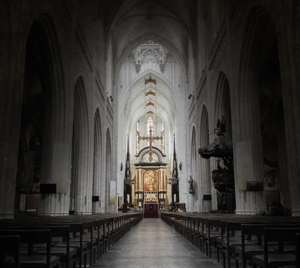 Im Inneren einer gruseligen alten Kirche — Stockfoto