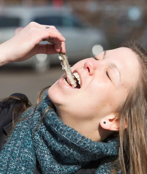 Dutch woman is eating typical raw herring — Stock Photo, Image