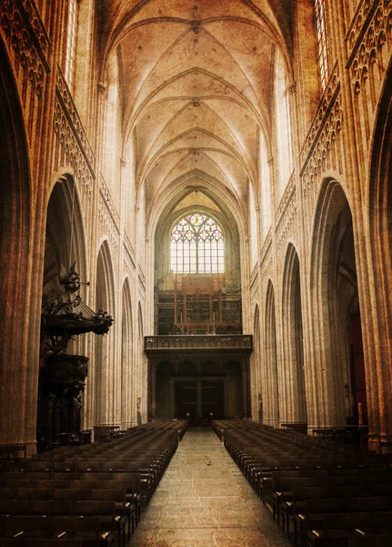 Im Inneren einer gruseligen alten Kirche — Stockfoto