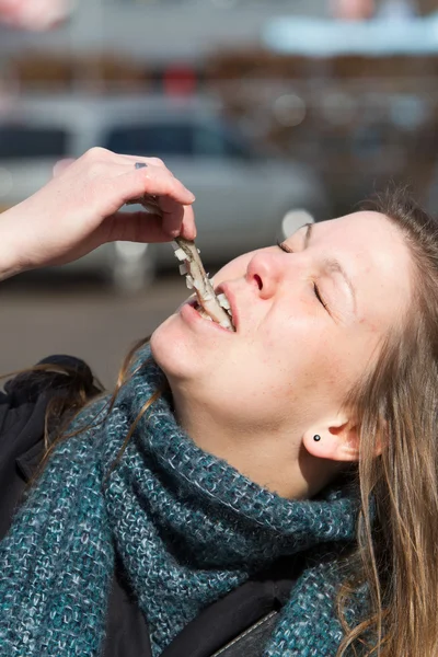 Dutch woman is eating typical raw herring — Stock Photo, Image