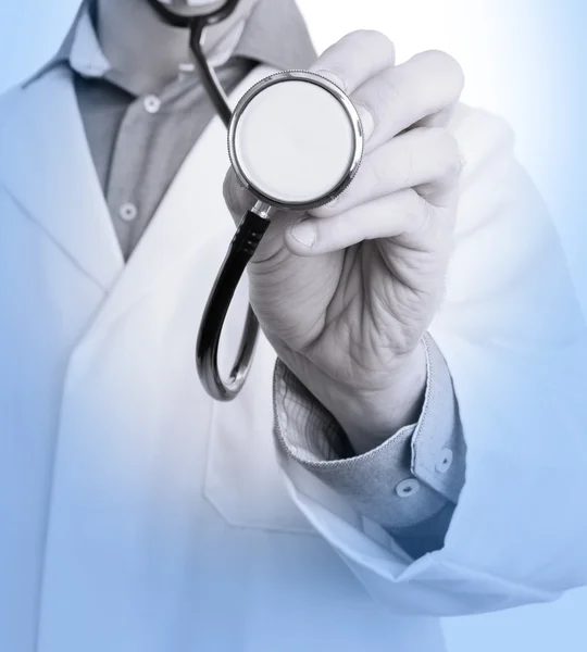 Bir doktorun elini tutan bir stetoskop, tıbbi mavi, yakın çekim — Stok fotoğraf