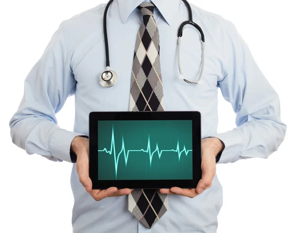 Läkaren håller tablet - Heartbeat graf — Stockfoto