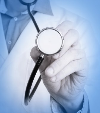 Bir doktorun elini tutan bir stetoskop, tıbbi mavi, yakın çekim