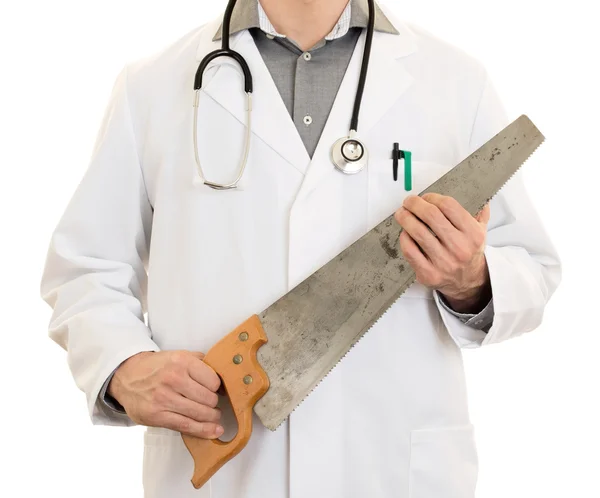 Божевільний лікар тримає велику пилку в руках — стокове фото
