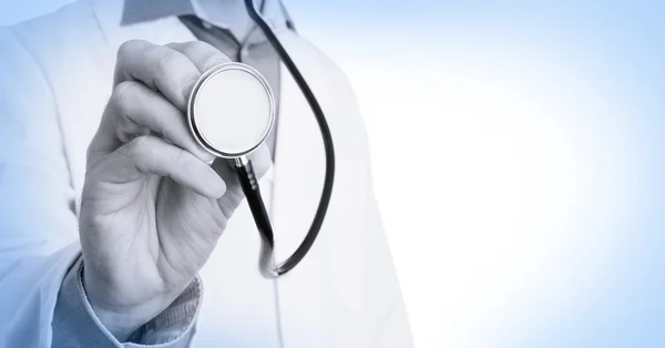 Zár megjelöl-ból egy orvos, kezében egy fonendoszkóp, gyógyászati kék — Stock Fotó