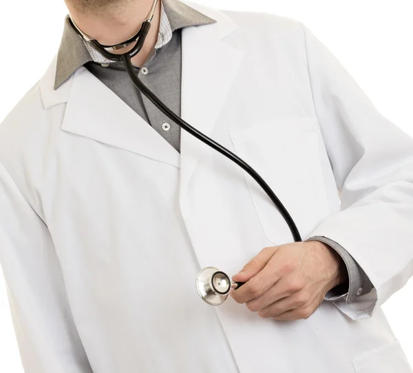 Närbild på en läkares handen, håller ett stetoskop — Stockfoto