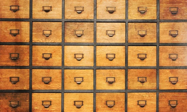 Аптекарский деревянный сундук с ящиками — стоковое фото