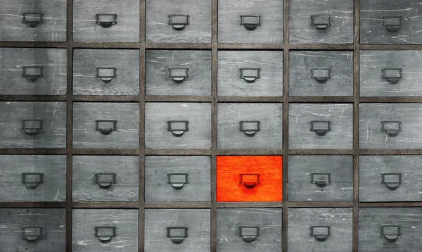 Аптекарский деревянный сундук с ящиками — стоковое фото