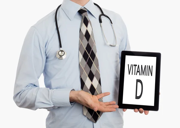 Врач держит таблетку - витамин D — стоковое фото