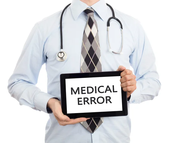 Médico sosteniendo la tableta - Error médico — Foto de Stock