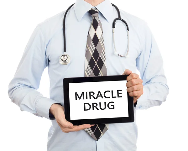 Доктор держит таблетку - Чудо-лекарство — стоковое фото