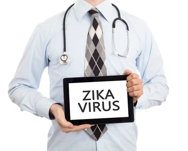 Doktor držení tabletu - Zika virus — Stock fotografie