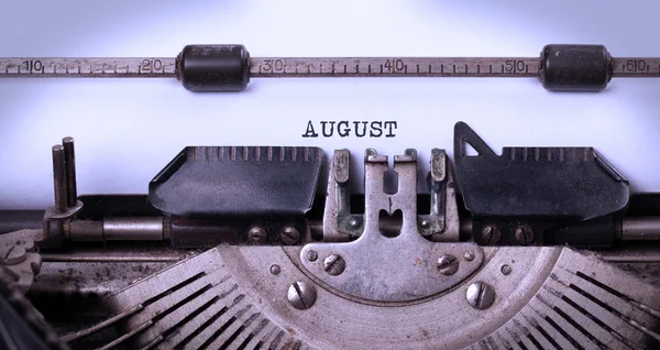 Máquina de escribir vieja - Agosto — Foto de Stock