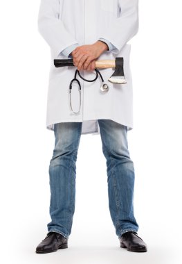 Küçük bir balta tutan şeytani sağlık görevlisi