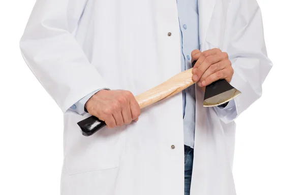 Médico mau segurando um pequeno machado — Fotografia de Stock