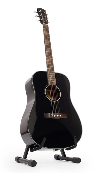 Guitarra acústica negra en el soporte, aislada — Foto de Stock