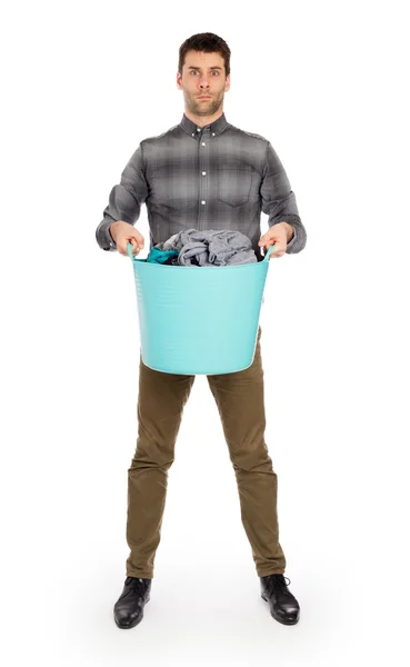 Ganzkörperporträt eines jungen Mannes mit einem Wäschekorb — Stockfoto