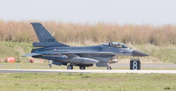 LEEUWARDEN, PAÍSES BAJOS - 11 DE ABRIL DE 2016: Un holandés F-16 en el gr —  Fotos de Stock