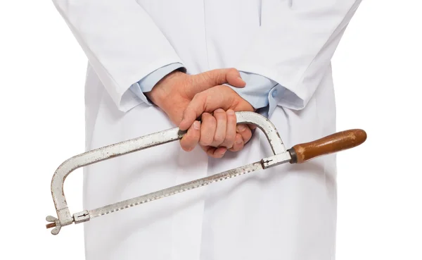 Šílený doktor je velkou pilu držet ve svých rukou — Stock fotografie