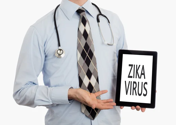 Dokter holding tablet - Zika-virus — Stockfoto